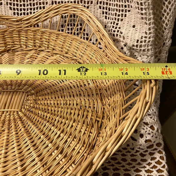 Large Blonde Wicker Woven Basket With Unique Border - Picture 13 of 13